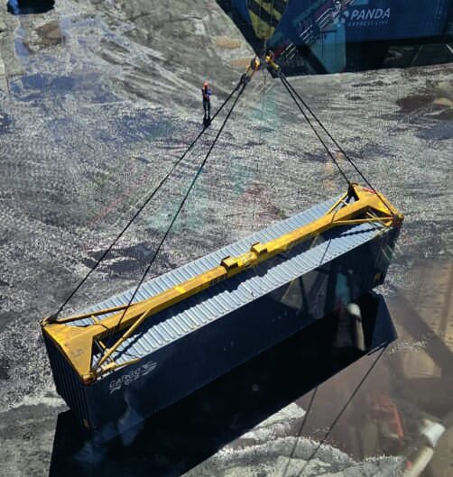 Albatross semi-automatic 40 ft container spreader lifting a container